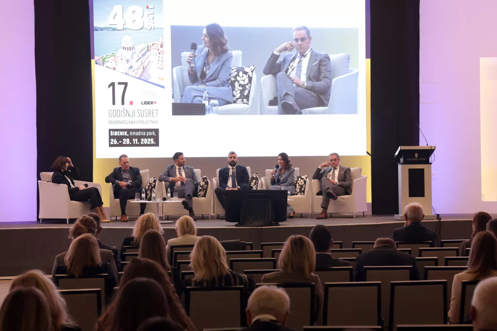 48 sati 2025. Okrugli stol Digitalni servisi pametnih gradova: Gordana Gelenčer, Hrvoje Sagrak, Tomislav &Scaron;uta, Ivan Laku&scaron;, Marijana Bačić i Mate Botica