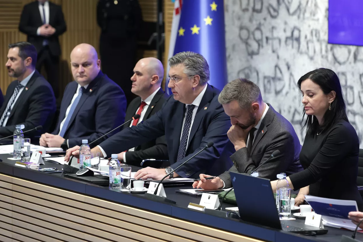 Sastanak u Vladi o revidiranju popisa proizvoda ograničenih cijena: Tonči Glavina, Ivan &Scaron;u&scaron;njar, Josip Dabro, Andrej Plenković, Marin Piletić i Marija Vučković