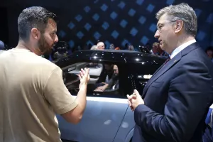 Tvrtka Mate Rimca P3 Mobility u svojem kampusu u Kerestincu je predstavila robotaksije Verne. Mate Rimac i Andrej Plenković