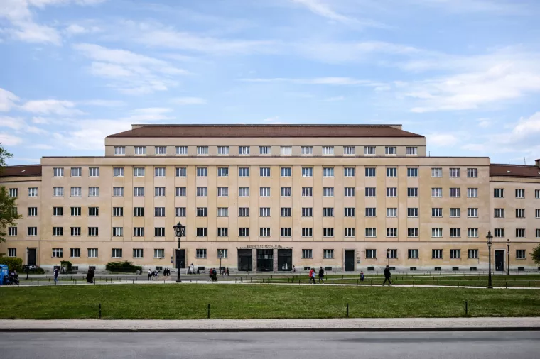 Zgradu su 30-ih godina 20. stoljeća za tada&scaron;nju JAZU projektirali Edo &Scaron;en i Milovan Kovačević kao blok stanova za iznajmljivanje. Vizual dočarava kako je izgledala tada