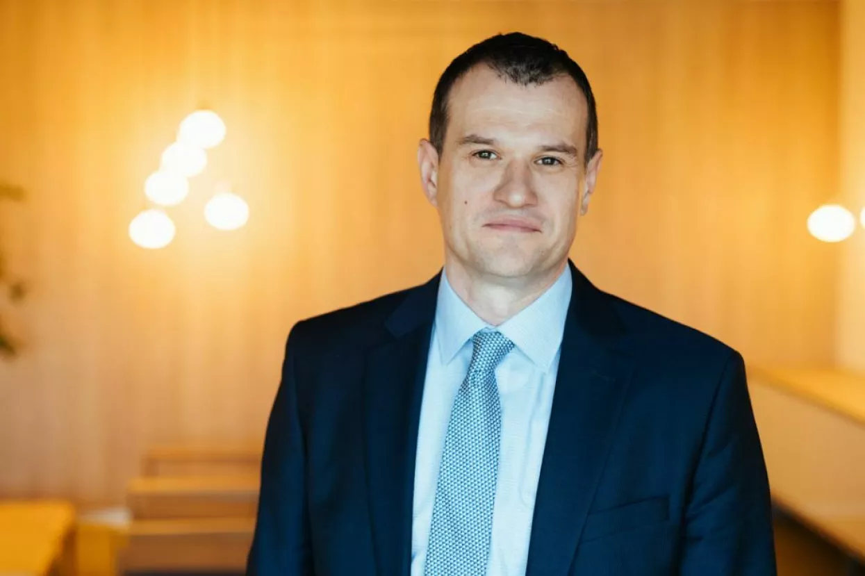 Plamenko Bari&scaron;ić,predsjednik Uprave KING ICT-ija:Morali smo maksimalno investirati u za&scaron;titu vlastitog radnog okruženja - Kao IT tvrtka osnovana prije vi&scaron;e od 25 godina, vrlo rano smo uvidjeli prednosti i koristi koje donosi informatizacija i digitalizacija poslovanja. ERP, CRM, DMS, HR, BI i productivity alati, godinama se moderniziraju i unaprjeđuju sukladno rastu i razvoju tvrtke, poslovnim procesima, regulativama i zakonskim okvirima. Pravovremena dostupnost poslovnih informacija od kritične je važnosti za dono&scaron;enje odluka na svim razinama unutar tvrtke, ali i prema kupcima, partnerima i konkurenciji. U skoroj budućnosti, vjerujem da ćemo detaljnije govoriti o novim arhitekturama na&scaron;ih poslovnih sustava koji iskori&scaron;tavaju bogatu arhivu povijesnih podataka za predviđanje poslovnih događaja, optimizaciju i automatizaciju procesa koristeći umjetnu inteligenciju i strojno učenje. S druge strane, digitalna transformacija otvorila je ogromno trži&scaron;te za na&scaron;u tvrtku. Uspje&scaron;ne tvrtke, ustanove i organizacije su na visokom stupnju zrelosti kori&scaron;tenja digitalnih tehnologija za unaprjeđenje poslovanja. S mnogima uspje&scaron;no surađujemo niz godina i za njih isporučujemo različit spektar ICT rje&scaron;enja, opreme i usluga. Držimo da kod nas ne smije vrijediti narodna poslovica 'u postolara najlo&scaron;ije cipele'. Kao isporučitelj sigurnosnih rje&scaron;enja najvi&scaron;ih standarda, morali smo maksimalno investirati u za&scaron;titu vlastitog radnog okruženja. Uz aktivnu primjenu niza sigurnosnih alata, česte procjene rizika, ISO 27000, najvažnija karika u lancu su djelatnici. Svakodnevno djelujemo na njihovu svijest, obveznu edukaciju i informiranje. Iako apsolutne sigurnosti nema, time značajno smanjujemo rizike i pripremamo se za djelovanje u slučaju sigurnosnih incidenata. Kibernetičke prijetnje su također otvorile značajno trži&scaron;te i KING ICT pridonosi povećanju cyber sigurnosti niza kritičnih poslovnih subjekata i institucija, uključujući NATO-NCIA. Danas smo kvalificirani pružiti potpunu uslugu i tehnička rje&scaron;enja za ispunjavanje sigurnosnih standarda zadanih NIS2 direktivom.