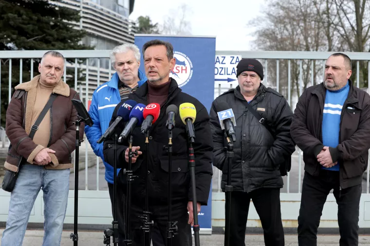 Tomislav Rajković, predsjednik URSH održao je presicu ispred tvornice TŽV Gredelj 