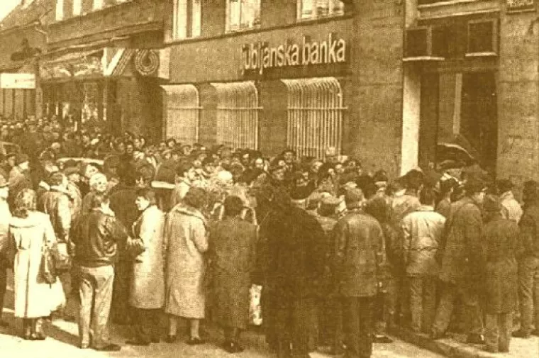 Večernji list zabilježio je kako su prevareni &scaron;tedi&scaron;e 1991. stajali ispred poslovnica Ljubljanske banke