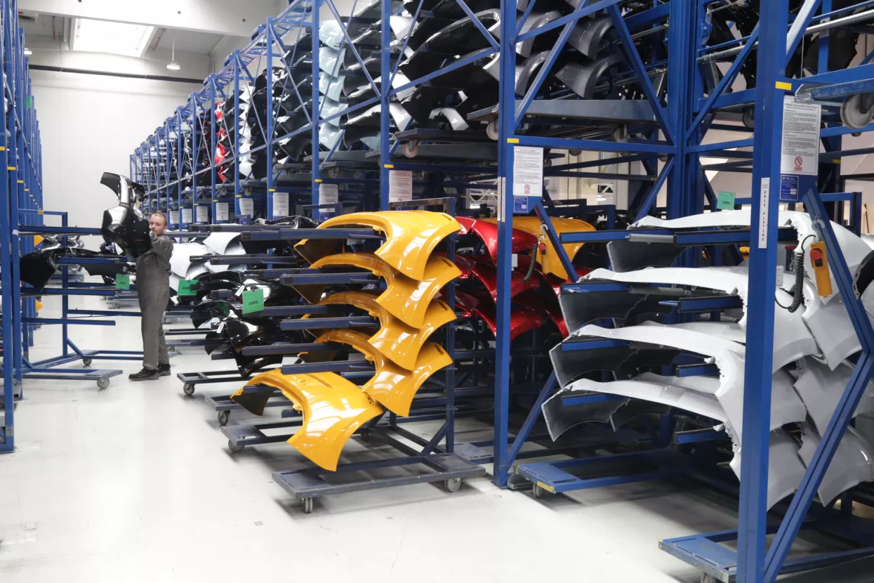 AD Plastiktvornica, pogon, radnici, robot, roboti, autoindustrija, plastika, lakiranje