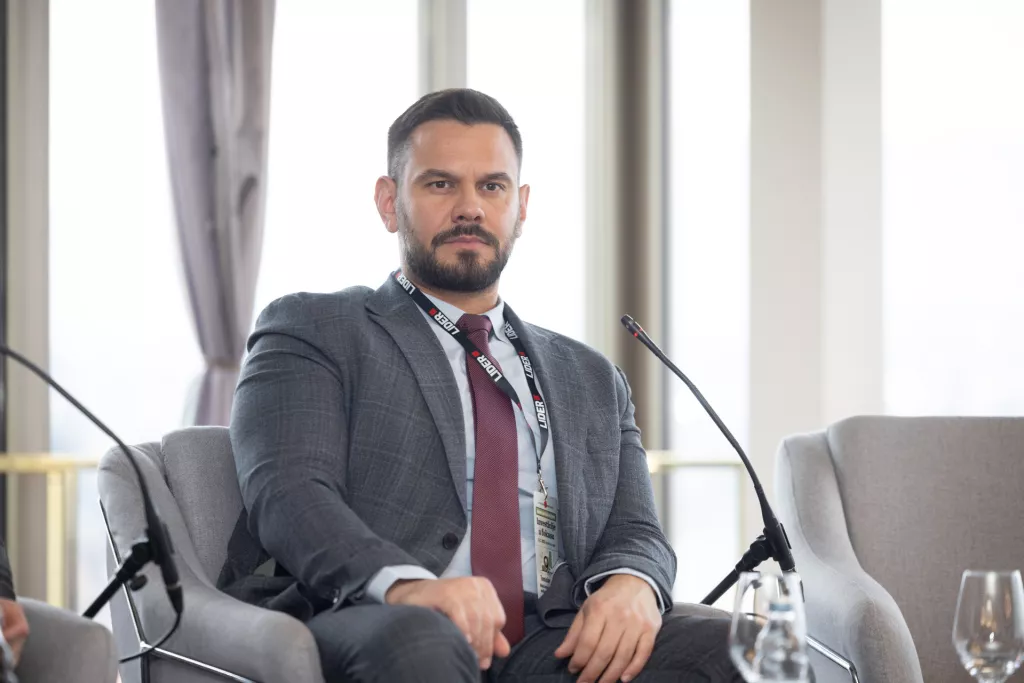 Regionalni razvojni forum 2026.- investicije u fokusu.Okrugli stol: Pru&scaron;tivo stanovanje- Od socijalne teme do investicijskog projekta.Tomislav Jukić,