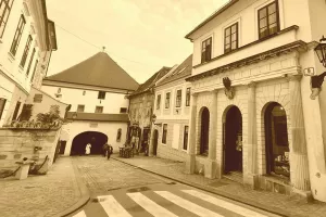 Gornjogradska ljekarna i danas posluje pod povijesnim grbom crnog orla