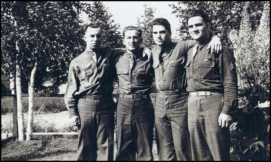 Braća Mi&scaron;ković u vojnim uniformama snimljeni 1942; John je prvi s desna