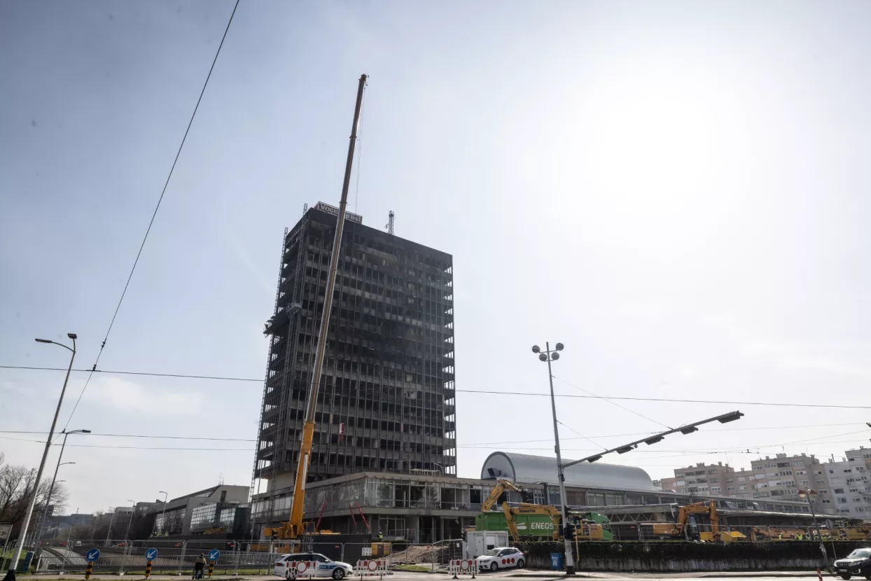 Počelo je ru&scaron;enje Vjesnikovog nebodera.