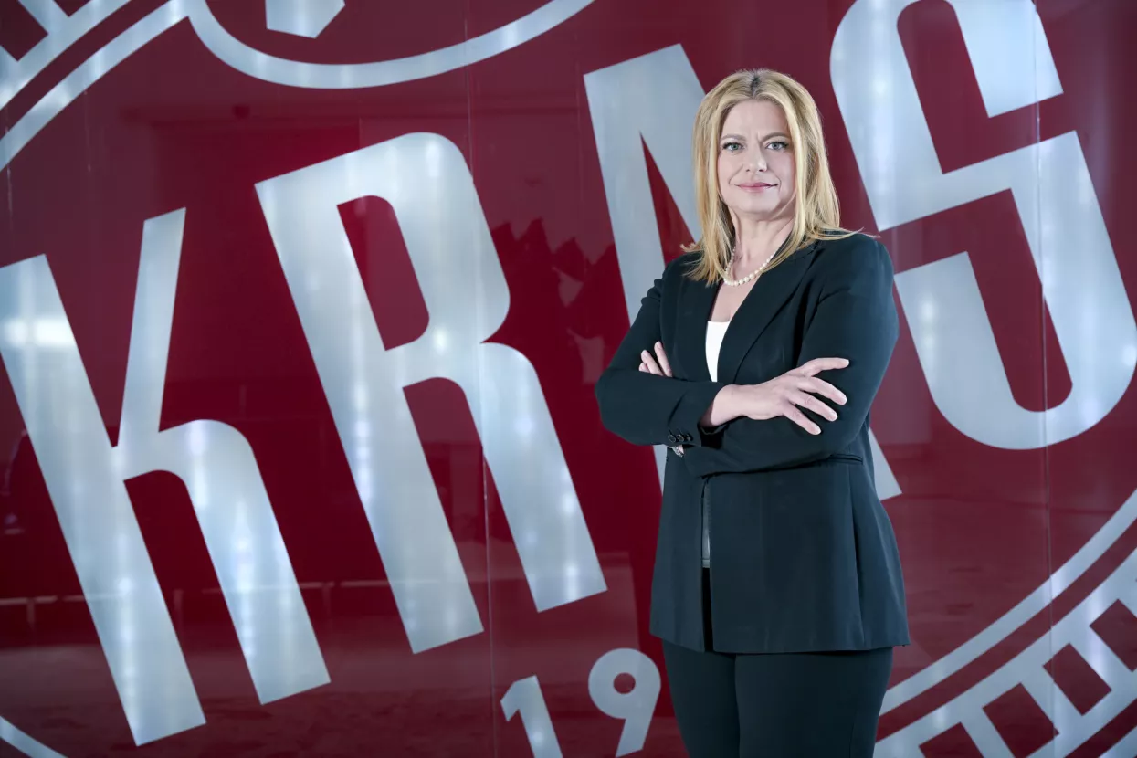 Marijana Knežević Tudić, predsjednica Uprave Kra&scaron;a:Bili smo primorani korigirati cijene na&scaron;ih proizvoda koji sadrže kakao- Dugogodi&scaron;nji smo lider u proizvodnji kakao proizvoda, keksa i vafla te bombona na domaćem trži&scaron;tu, a ostvarujemo značajan uspjeh i u zemljama regije. S tim u vidu, nastavljamo jačati lidersku poziciju. Zadovoljni smo ostvarenim rezultatima poslovanja jer smo, unatoč izazovnim vremenima, zadržali stabilnost proizvodnje kao i broja zaposlenih. Također, nastavljamo s investicijskim ciklusom, započetim pro&scaron;le godine, vrijednim vi&scaron;e od 20 milijuna eura, od čega smo dosad ugovorili vi&scaron;e od 15 milijuna eura. Iako delegirani akt Uredbe o EU taksonomiji ne svrstava djelatnosti koje obavlja Kra&scaron; kao one s značajnim negativnim utjecajem na okoli&scaron;, godinama kontinuirano radimo na smanjenju ekolo&scaron;kog otiska i unaprjeđenje održivosti kroz sve faze poslovanja. Dodatno u Kra&scaron;u vodimo računa o unaprjeđenju ambalaže pa velika većina proizvodnog asortimana ima ekolo&scaron;ki prihvatljiva pakiranja. Za nas su potro&scaron;ači u sredi&scaron;tu poslovanja i njihovo iskustvo iznimno nam je važno. Asortiman na&scaron;ih proizvoda diktiraju zahtjevi i potražnja na trži&scaron;tu, a mi aktivno prikupljamo povratne informacije i kontinuirano prilagođavamo proizvode i usluge kako bismo osigurali najvi&scaron;u razinu zadovoljstva i lojalnosti potro&scaron;ača. U budućnosti se vidimo jo&scaron; snažniji &ndash; kao moderna prehrambena kompanija koja ne prati slijepo trendove već ih i diktira. Želimo i dalje postavljati standarde koji definiraju budućnost u području konditorskih proizvoda. Kako bismo u tome i uspjeli, moramo biti prilagodljivi i spremni na trži&scaron;ne izazove. Definitivno najveći izazov ove godine je rast cijene kakaovca koji je dosegnuo najvi&scaron;e razine u proteklih pola stoljeća. Nakon internog amortiziranja ovog cjenovnog pritiska, a radi održavanja stabilnosti poslovanja te radnih mjesta bili smo primorani korigirati cijene na&scaron;ih proizvoda koji sadrže kakao, &scaron;to je bio zadnji, ali neizbježan korak. Međutim, Kra&scaron; je jedan od rijetkih proizvođača koji uz kakao proizvode ima i drugi konditorski asortiman &ndash; kekse i vafle te bombone &scaron;to nam pruža dodatan prostor za prilagodbu i planiranje proizvodnog asortimana. Dok se suočavamo s novim okolnostima, na&scaron;a posvećenost prema kvaliteti nepokolebljiva je. Inzistiramo na proizvodnji tradicionalnih i poznatih proizvoda koji su izdržali test vremena. Time ostajemo pouzdan izbor za na&scaron;e vjerne potro&scaron;ače.