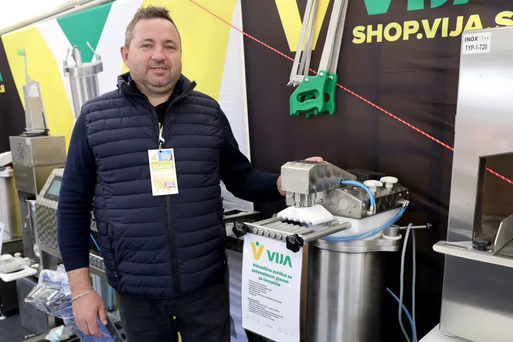 Bjelovarski Sajam Gudovac, Darko Tomljanec uz stroj za izradu ćevapčića