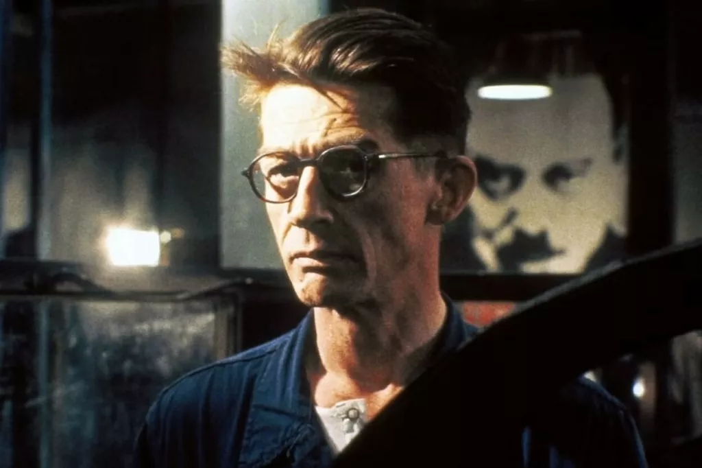  John Hurt kao Winston Smith pod paskom Velikog Brata (Boba Flaga) u filmskoj verziji iz 1984. 