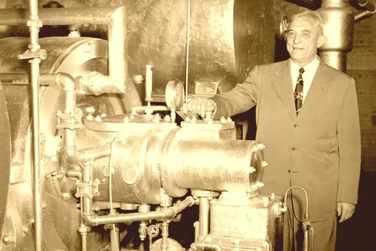 Willis Haviland Carrier s prvim klimatizacijskim uređajem iz 1902. godine