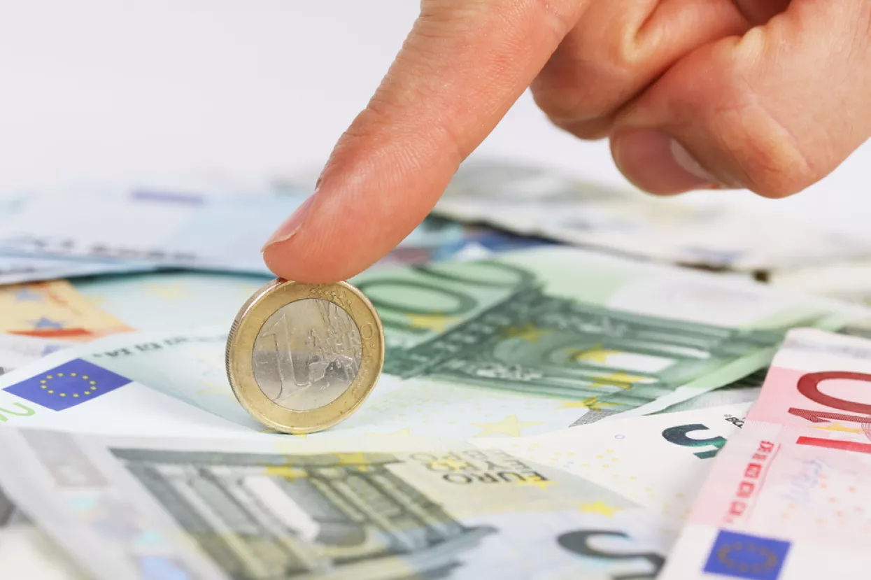 porezno resterećenje, porezi, euro, euri, novac, javni dug