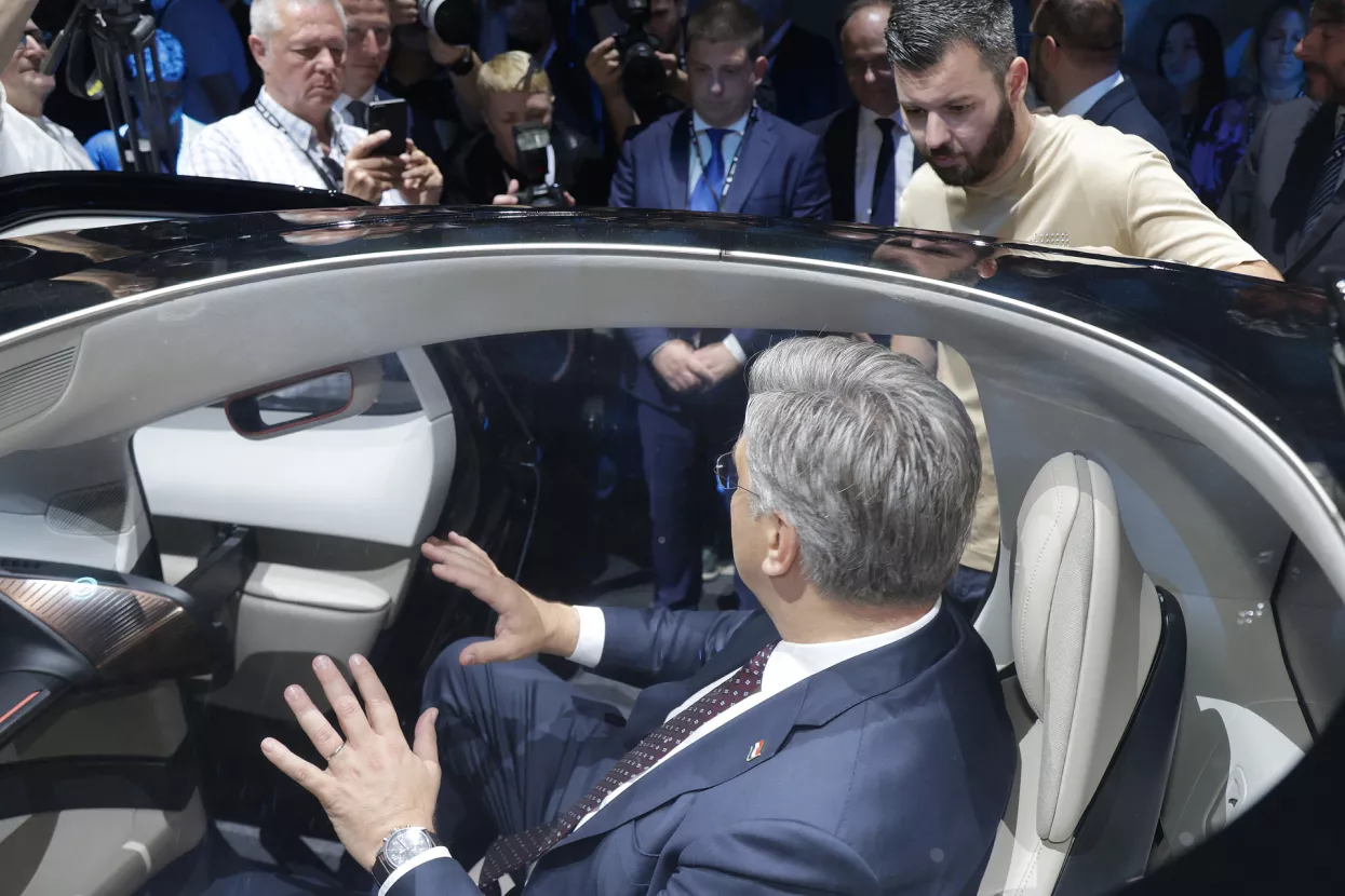 Tvrtka Mate Rimca P3 Mobility u svojem kampusu u Kerestincu je predstavila robotaksije Verne. Mate Rimac i Andrej Plenković