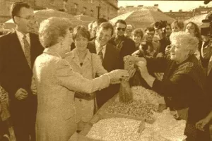 Margaret Thatcher na zagrebačkoj tržnici Dolac (presnimka iz Večernjeg liista)