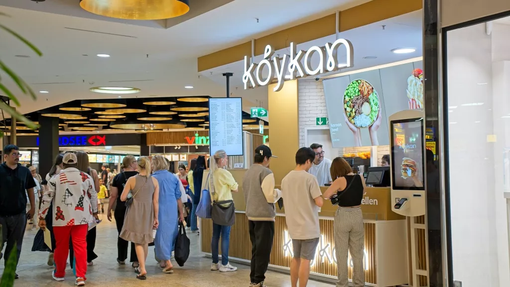 Red pred Koykan kioskom u m&uuml;nchenskom trgovačkom centru PEP